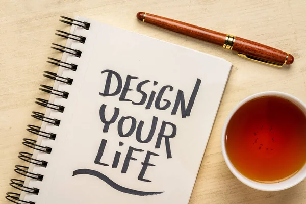 デザインあなたの人生 キャリア ライフスタイルや個人的な開発コンセプトのカップとスパイラルノートブックで感動的な手書き — ストック写真