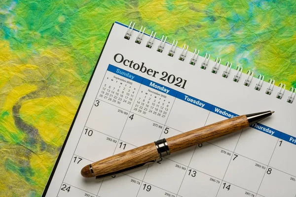 Październik 2021 Spiralny Kalendarz Biurkowy Stylowym Piórem Kolorowy Marmurkowy Papier — Zdjęcie stockowe