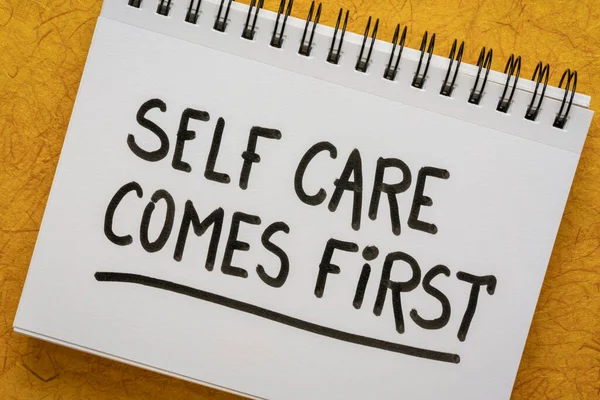 Self Care Přichází První Inspirativní Připomínka Rukopis Skicáku Tělo Pozitivní — Stock fotografie