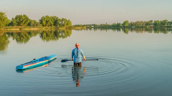 Wioślarz Męski Wiosłem Wyścigiem Wstać Paddleboard Letnie Krajobrazy Spokojnym Jeziorze — Zdjęcie stockowe