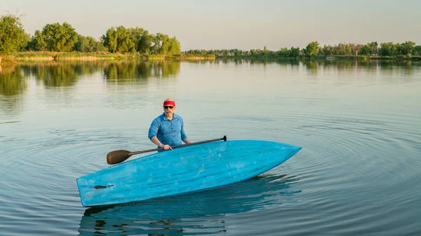 Miljö Porträtt Senior Male Paddlare Med Stand Paddleboard Lugn Sjö — Stockfoto