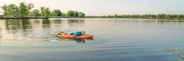 Atletisk Senior Man Paddlar Benägen Kajak Sjö Colorado Denna Vattensport — Stockfoto