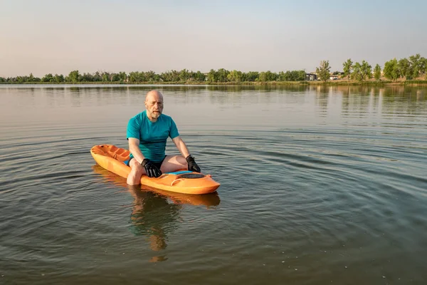 Atletico Uomo Anziano Sta Pagaiando Kayak Incline Lago Colorado Questo — Foto Stock