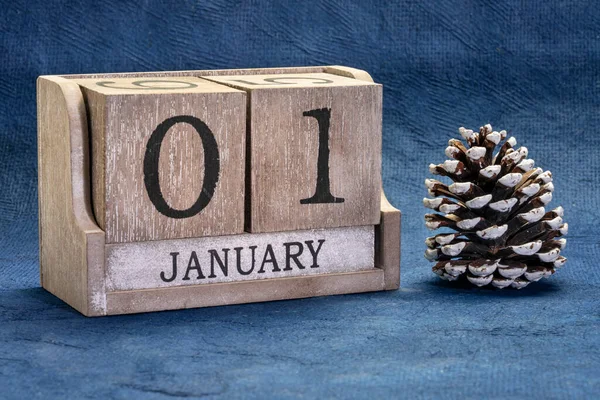 素朴な木のブロックカレンダーで1月1日日付装飾的な霜松のコーン 新年のコンセプトとグリーティングカード — ストック写真