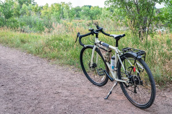 Recorriendo Bicicleta Sendero Grava Una Las Áreas Naturales Fort Collins —  Fotos de Stock