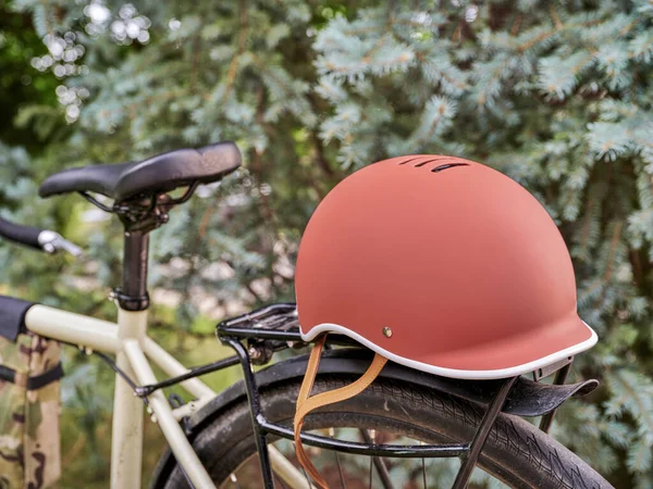 Cykelhjälm Rack Touring Eller Grus Cykel Mot Skog Bakgrund Säker — Stockfoto