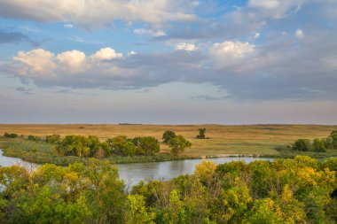 Nebraska Ulusal Ormanı 'ndaki Nebraska Kum Tepeleri' nden akan sığ ve geniş Kasvetli Nehir, sonbaharın başlarında öğleden sonra manzarası