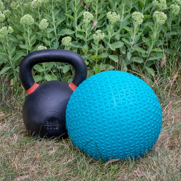 Rubberen Slam Bal Gevuld Met Zand Ijzeren Kettlebell Een Achtertuin — Stockfoto