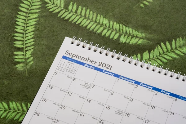 September 2021 Spiral Desktop Calendar Paper Green Leaf Inclusions Time — Stock Photo, Image
