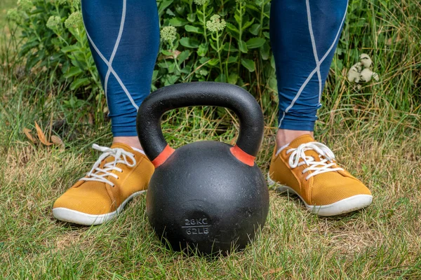 Home Fitness Concept Haltertraining Met Een Zware Ijzeren Wedstrijdkettlebell Een — Stockfoto