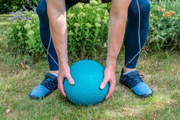 重いスラムボール ホーム運動とフィットネスの概念を持つ裏庭のワークアウト — ストック写真