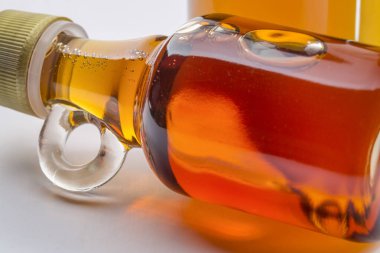 Saf akçaağaç şurubu örneği - seramik zemin üzerinde üç küçük cam şişe