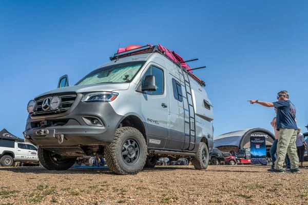 Loveland Usa August 2021 Visitors Looking Winnebago Revel Camper Van — Stock Photo, Image