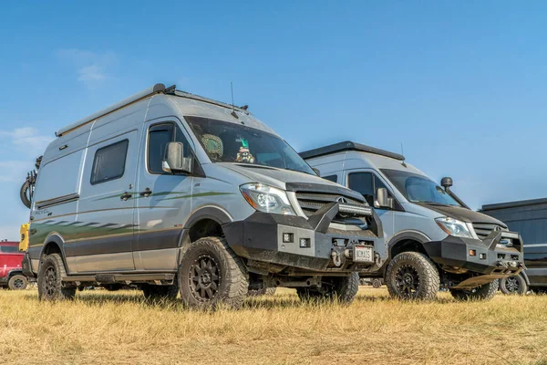 Loveland Eua Agosto 2021 Duas Carrinhas Campismo Winnebago Revel Com — Fotografia de Stock