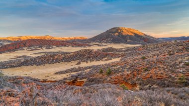 Kasım günbatımı üzerinde kırmızı dağ açık alanda Kuzey Colorado'dan K-Lynn Cameron iz olarak görüldü