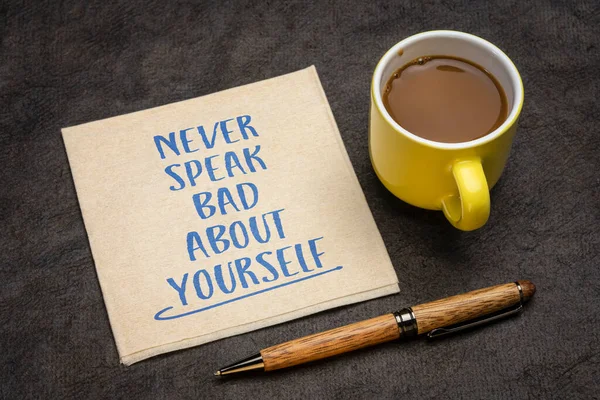 Никогда Говори Плохо Себе Вдохновляющий Почерк Салфетке Чашкой Кофе Самоуважение — стоковое фото