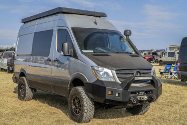 Lothe, CO, ABD - 29 Ağustos 2021: Modifiye edilmiş ön tamponlu Winnebago Revel karavanı ve Overland Expo Mountain West 'e iniş yapan bir vinç..