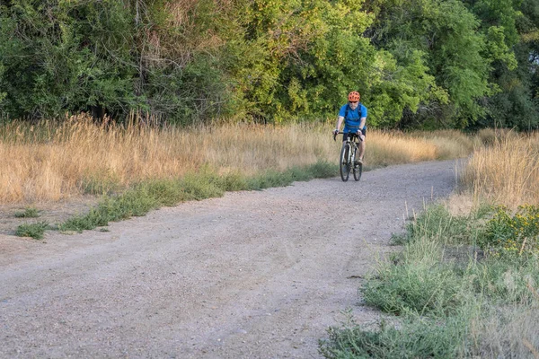 Cycliste Masculin Senior Fait Vélo Randonnée Sur Sentier Gravier Long — Photo