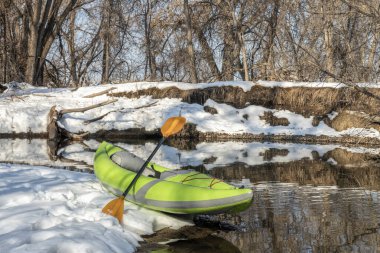 Fort Collins, Colorado 'daki Poudre Nehri' nde küçük bir nehir kıyısında şişirilebilir beyaz su kayağı.