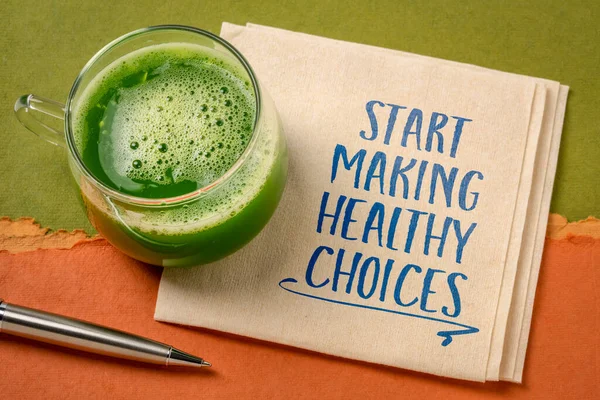 健康的な選択の動機付けのリマインダーを作り始める 緑の野菜ジュース ライフスタイルと個人的な開発コンセプトのナプキンに手書き — ストック写真
