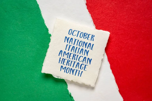 10月 意大利裔美国人民族传统月 手写在手写的纸上 与意大利国旗 白色和红色 颜色的摘要相对照 以提醒人们注意文化活动 — 图库照片
