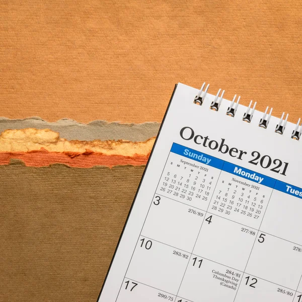 Październik 2021 Spiralny Kalendarz Pulpitu Wobec Abstrakcyjnego Krajobrazu Papieru Tonach — Zdjęcie stockowe