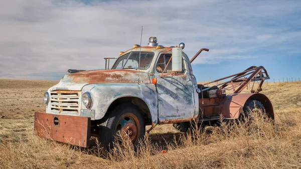 Colorado Ilkbahar Manzarası Olan Bir Çayırda Eski Paslı Bir Çekici — Stok fotoğraf