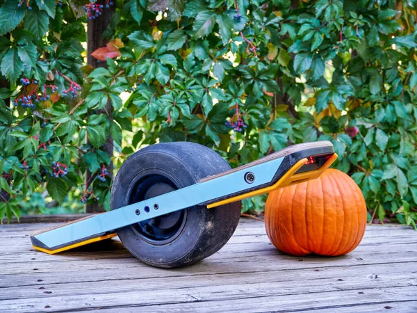 Μονότροχο Ηλεκτρικό Skateboard Κράνος Ξύλινο Κατάστρωμα Πράσινο Αμπέλι Και Κολοκύθα — Φωτογραφία Αρχείου