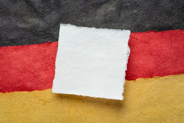 Almanya Nın Ulusal Bayrağının Renklerine Karşı Boş Beyaz Sayfa Siyah — Stok fotoğraf