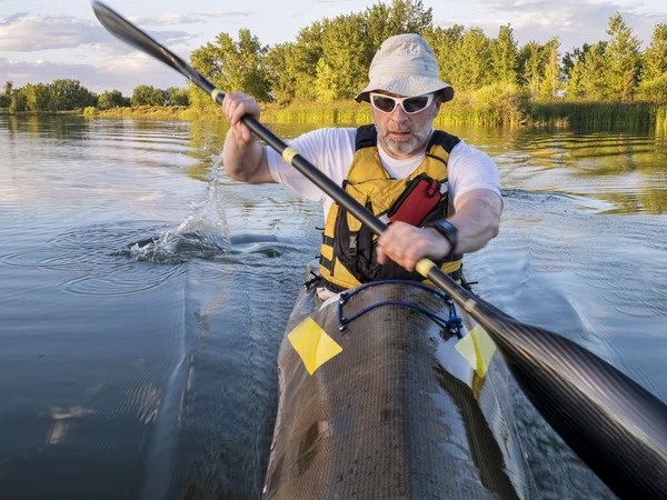 Senior male paddler training — Stock Photo, Image