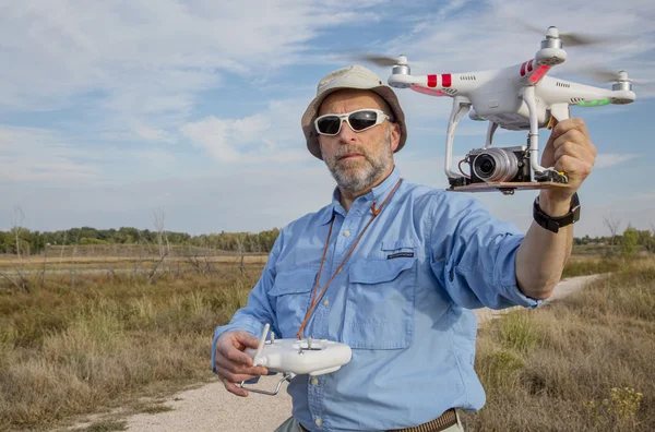 Drone quadricóptero voador — Fotografia de Stock