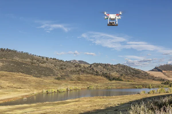 Drone volando con una cámara —  Fotos de Stock