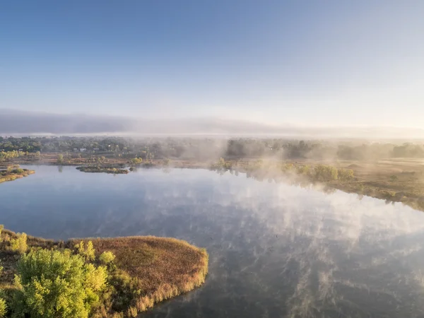 Flygfoto över en dimmig sjö — Stockfoto