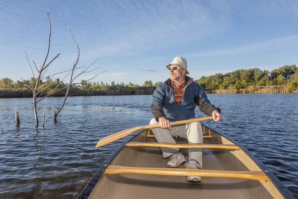 Canoa a remi su un lago — Foto Stock