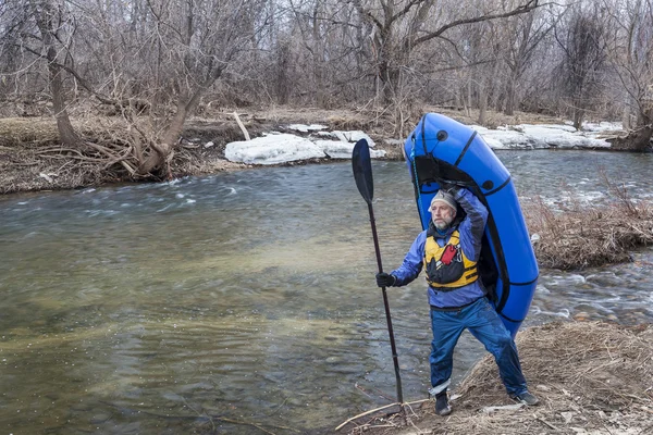 シニア卓球選手、packraft を運ぶ — ストック写真