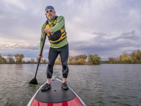 Stand up paddling på en sjö — Stockfoto