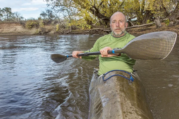 Pagaiare kayak da mare su un fiume — Foto Stock