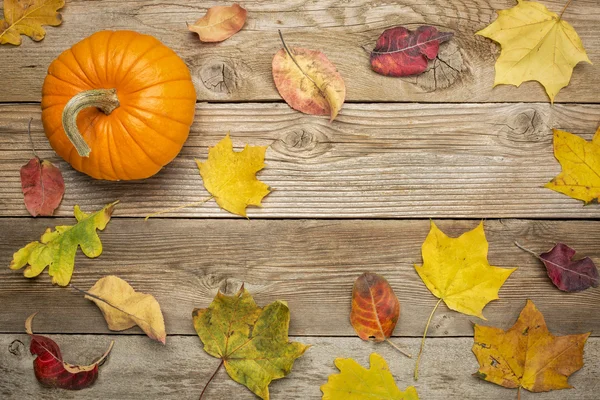 Fondo legno intemperie con foglie — Foto Stock