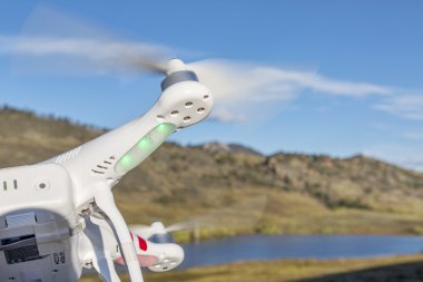 Hayalet Uçak quadcopter uçan