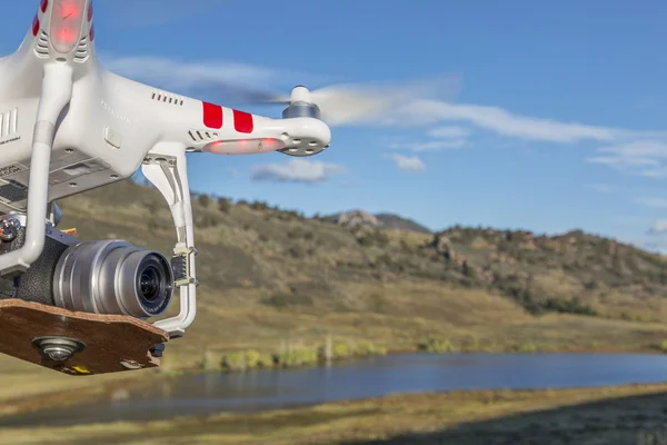 Quadkoptera Phantom drone pływające — Zdjęcie stockowe