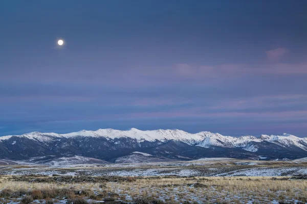 Lua cheia sobre montanhas — Fotografia de Stock