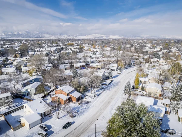 Stadtbild mit erstem Schnee — Stockfoto