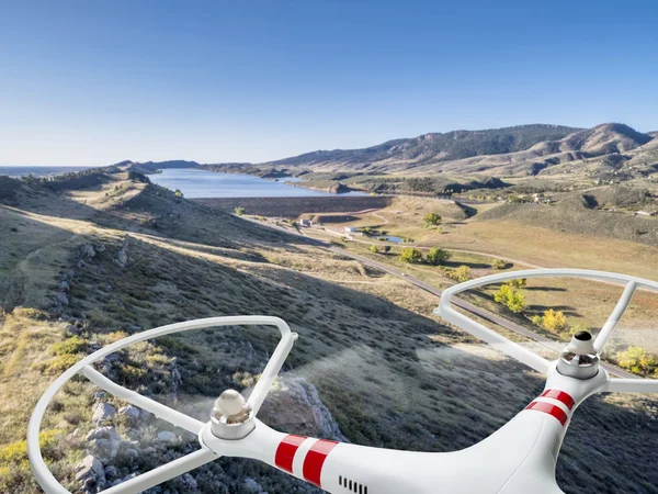 Drohne fliegt über Gebirgstal — Stockfoto