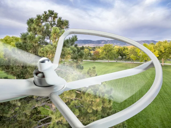 Drone vliegen over park — Stockfoto