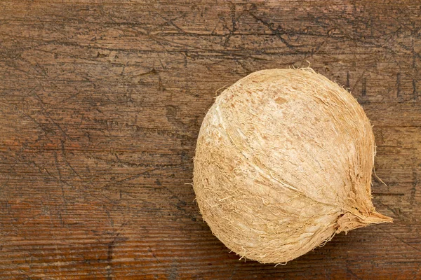 Kokos na grunge dřevo — Stock fotografie