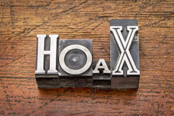 Hoax woord in metalen type — Stockfoto