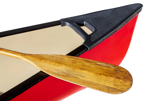 Красное каноэ с веслом — стоковое фото