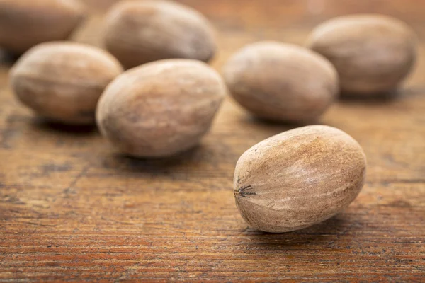 Nueces de pacana sobre madera grunge —  Fotos de Stock