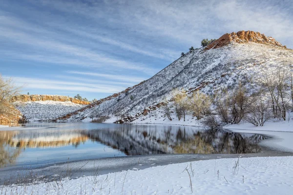 Lago de montaña en invierno —  Fotos de Stock