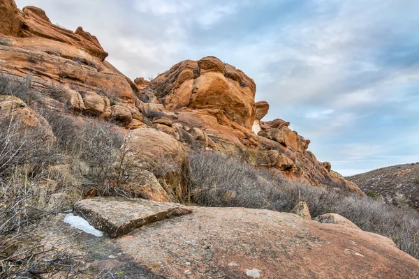 Скала из песчаника в предгорьях Колорадо — стоковое фото